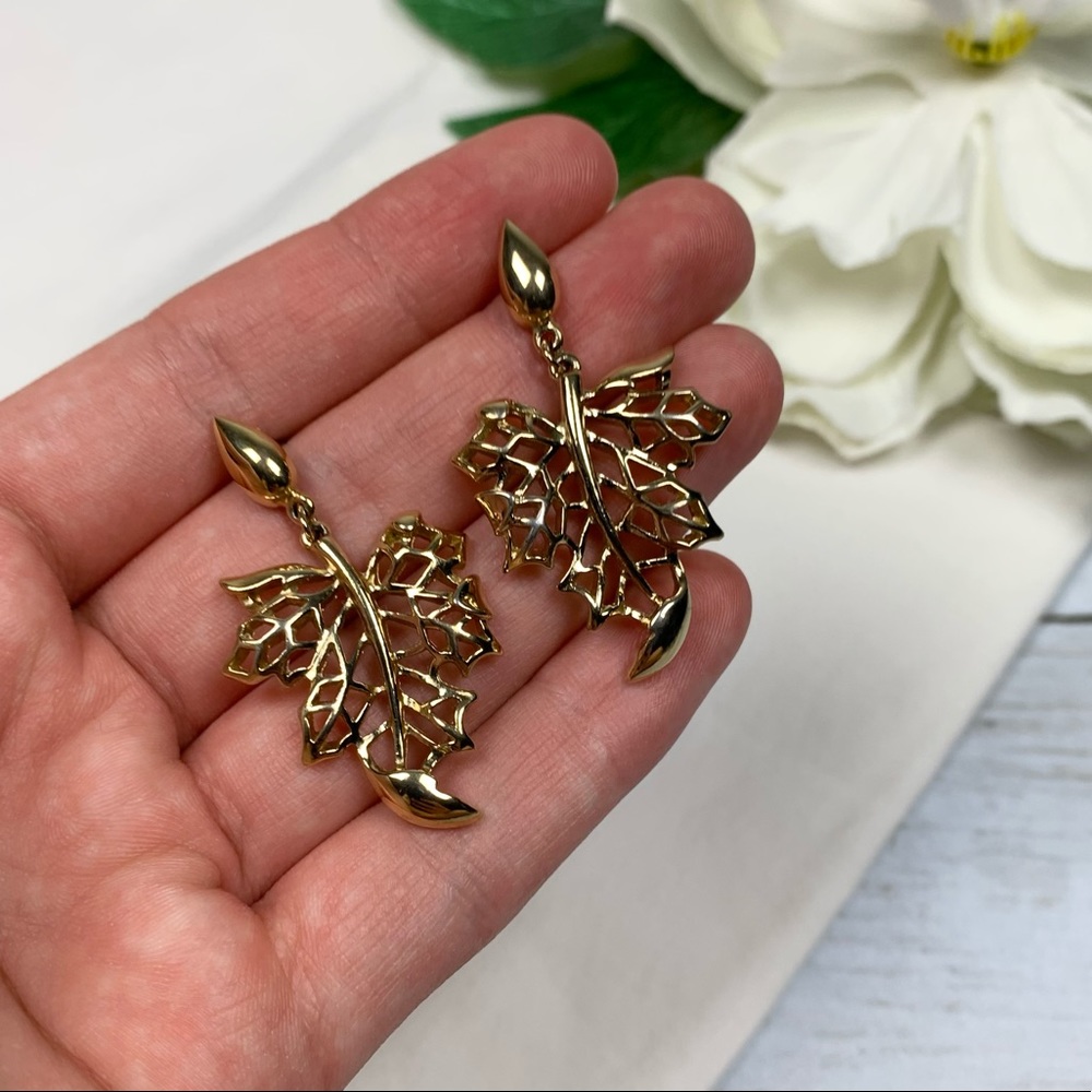 Vintage Trifari Gold Leaf Veined Dangle Earrings